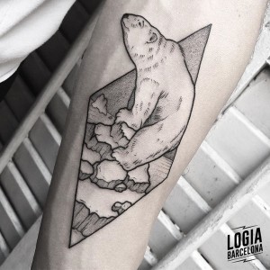tatuaje-brazo-oso-polar-logia-barcelona-victor-dalmau 